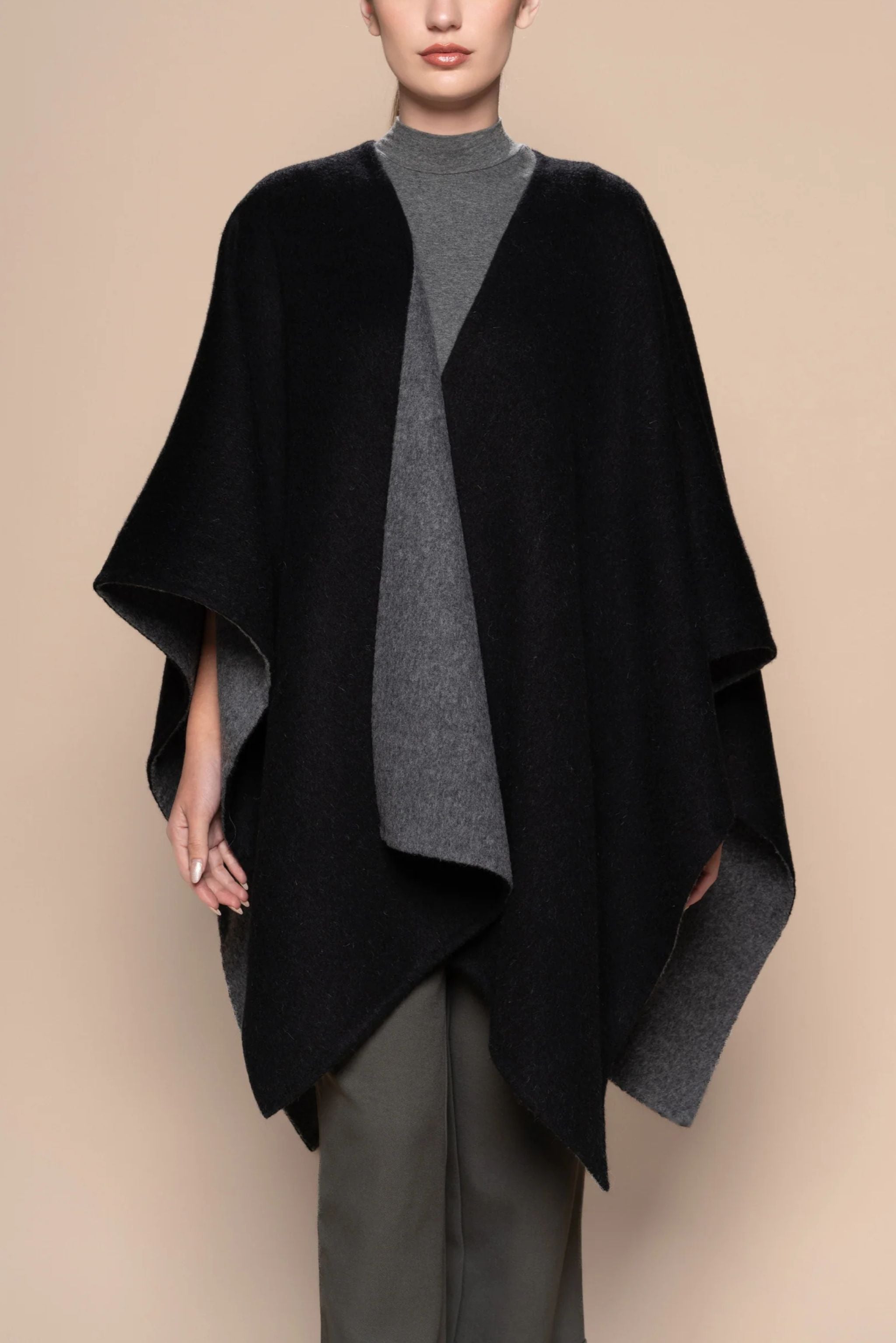 THE REVERSIBLE ALPACA CAPE ANDEALPA Accessory