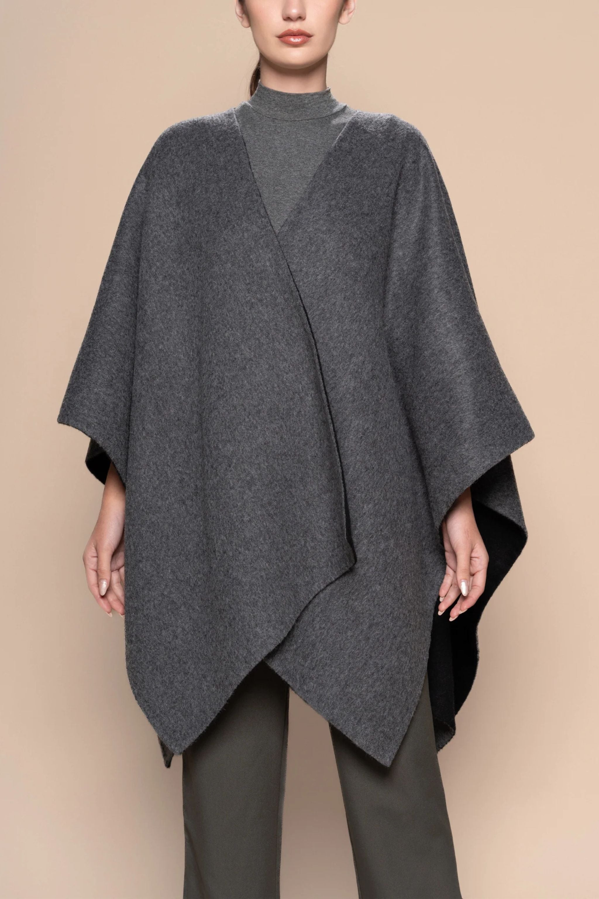 THE REVERSIBLE ALPACA CAPE ANDEALPA Accessory