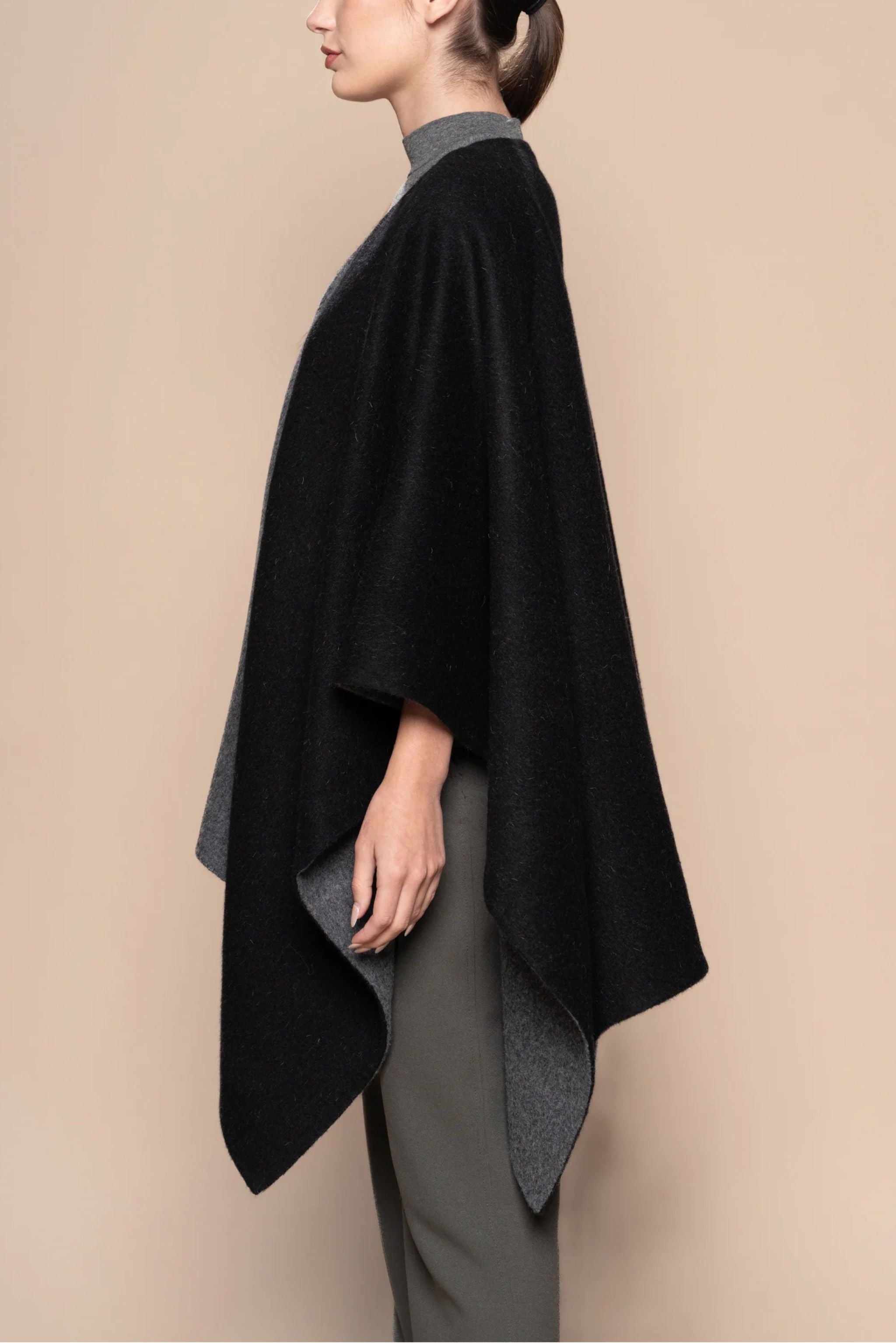 THE REVERSIBLE ALPACA CAPE ANDEALPA Accessory