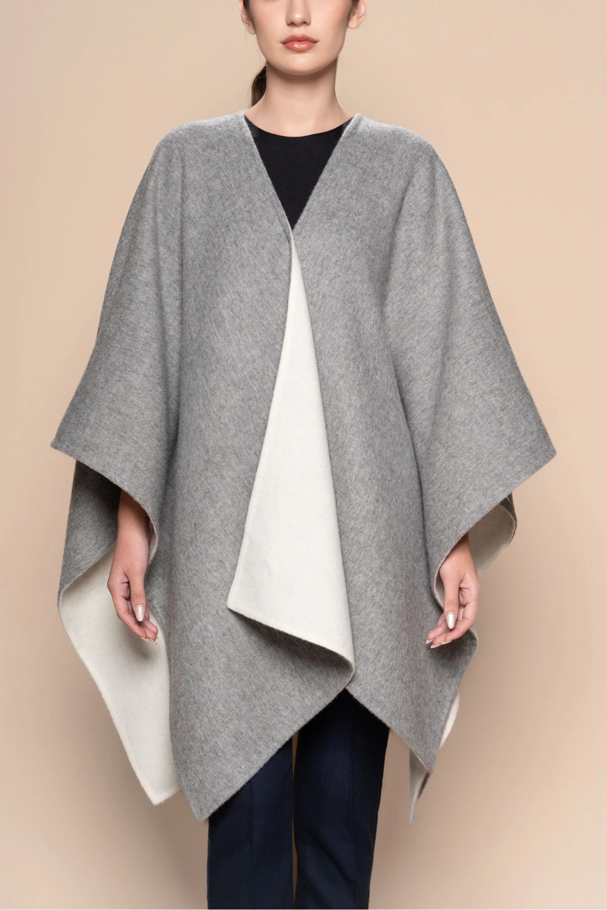 THE REVERSIBLE ALPACA CAPE ANDEALPA Accessory