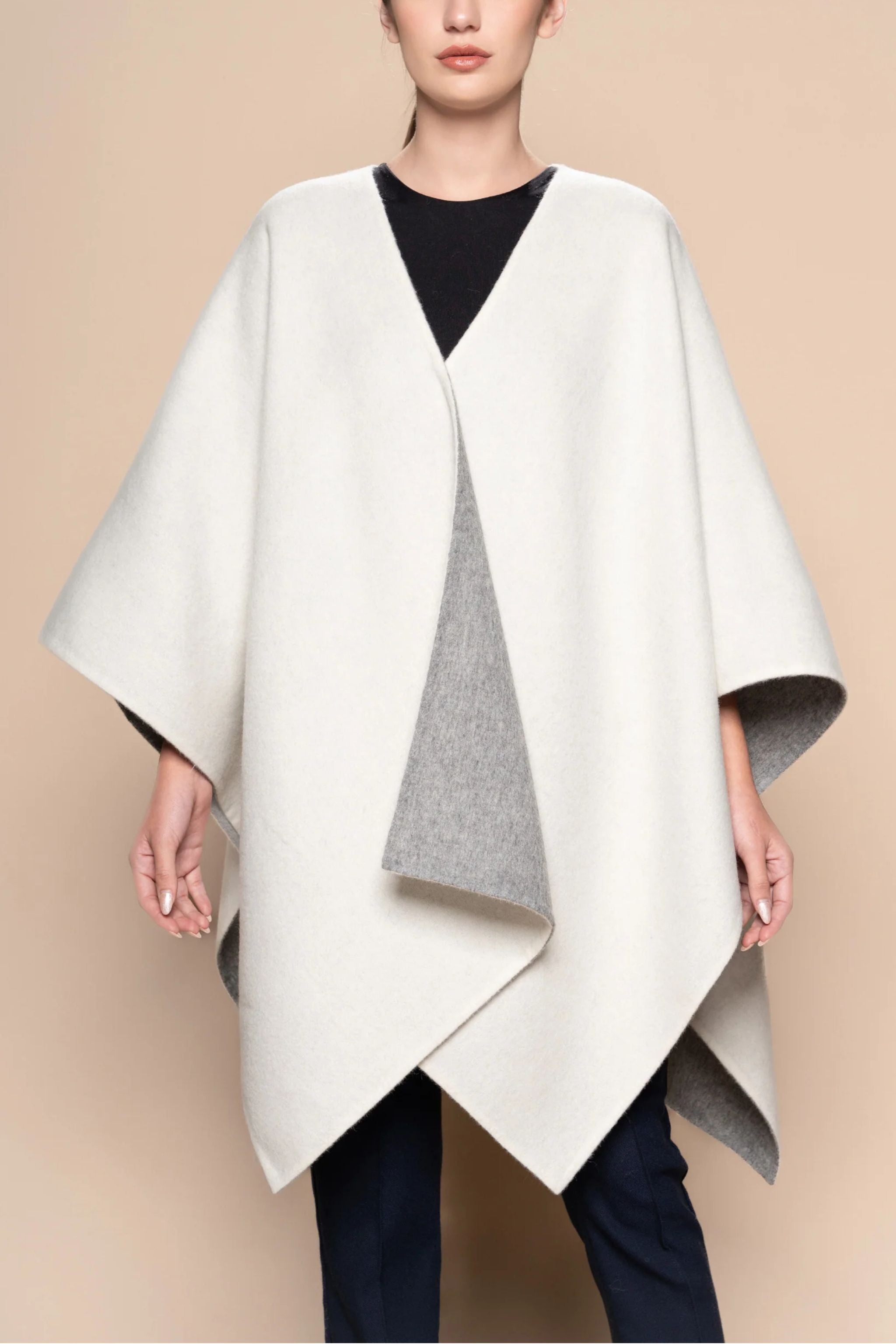 THE REVERSIBLE ALPACA CAPE ANDEALPA Accessory