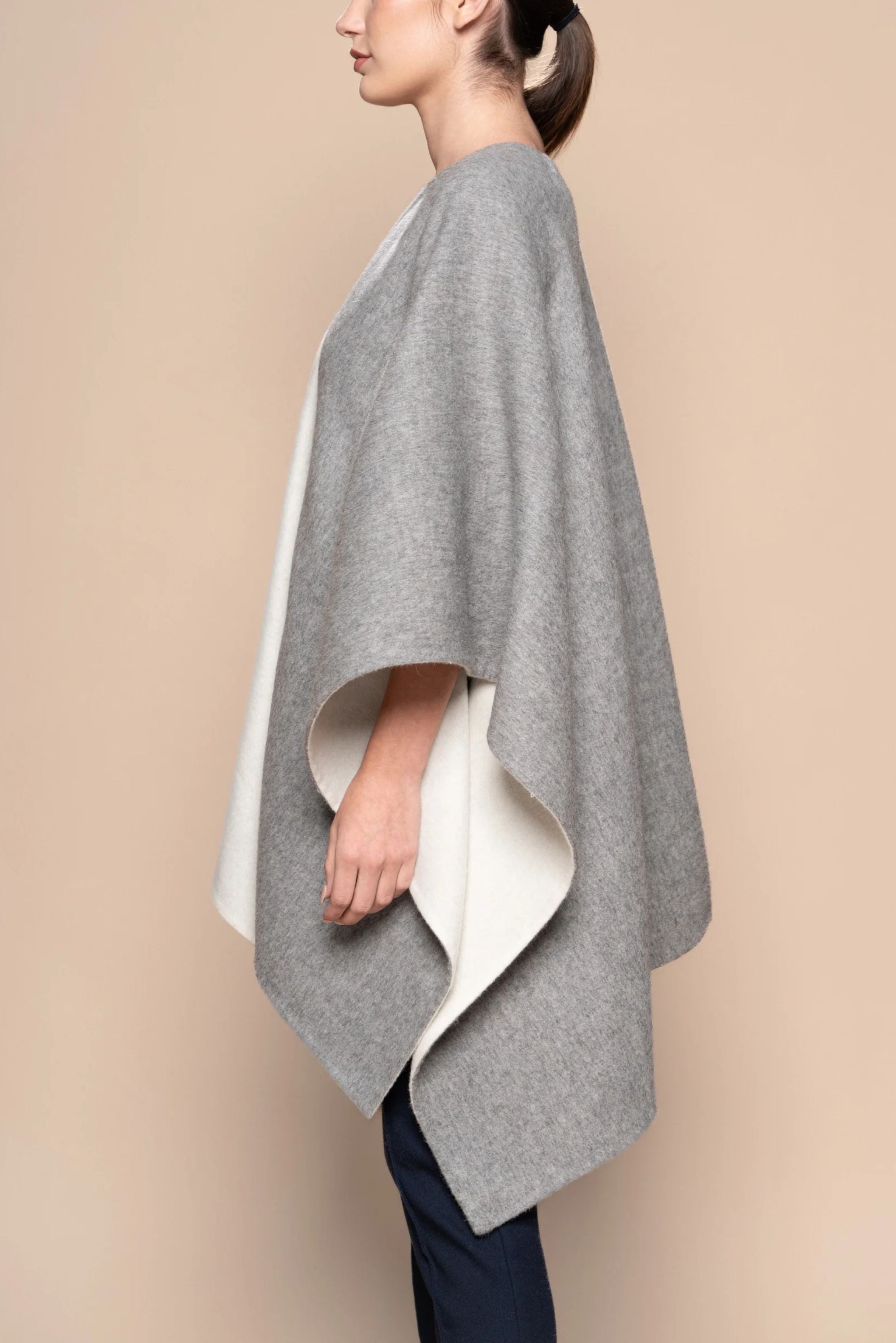 THE REVERSIBLE ALPACA CAPE ANDEALPA Accessory
