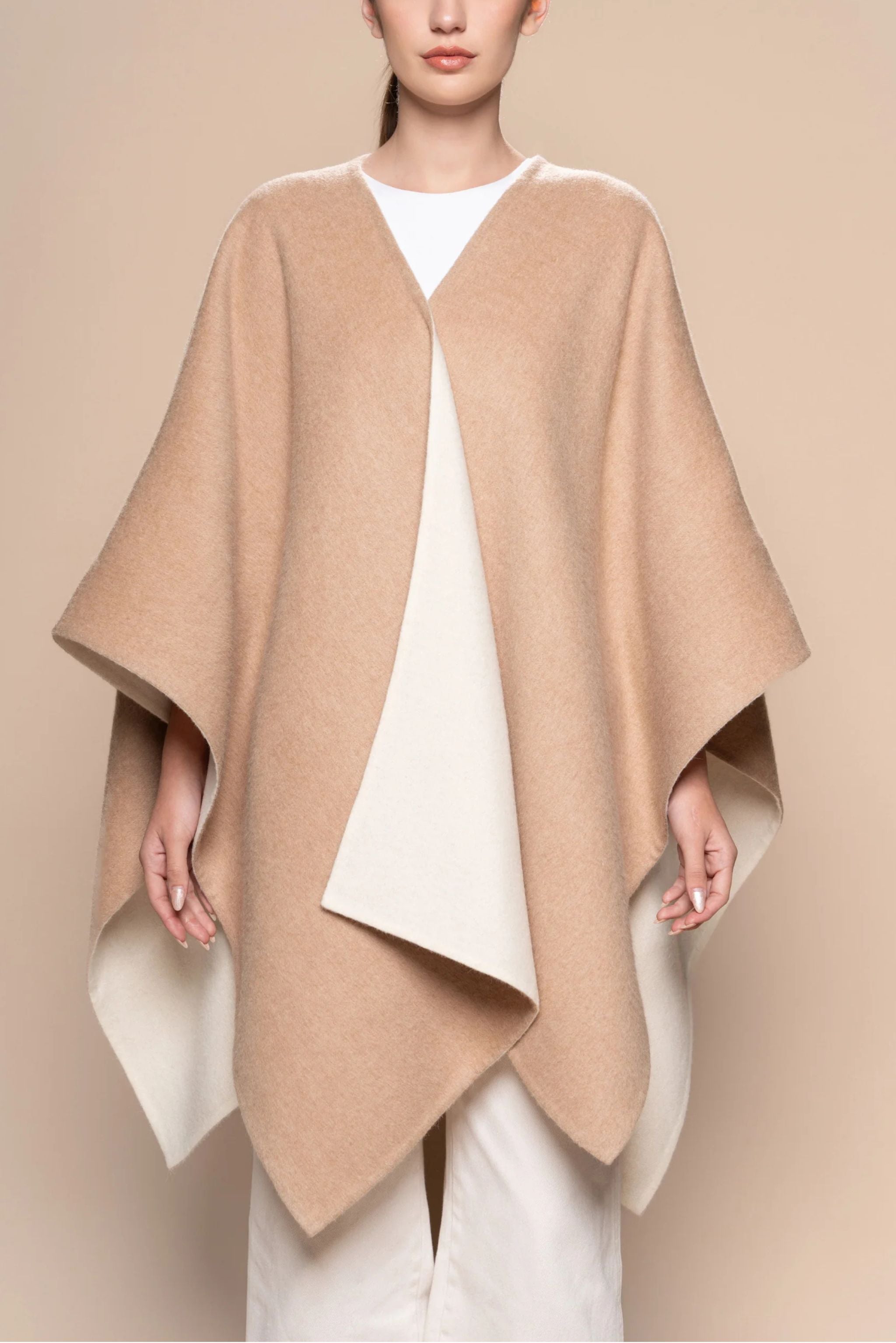 THE REVERSIBLE ALPACA CAPE ANDEALPA Accessory