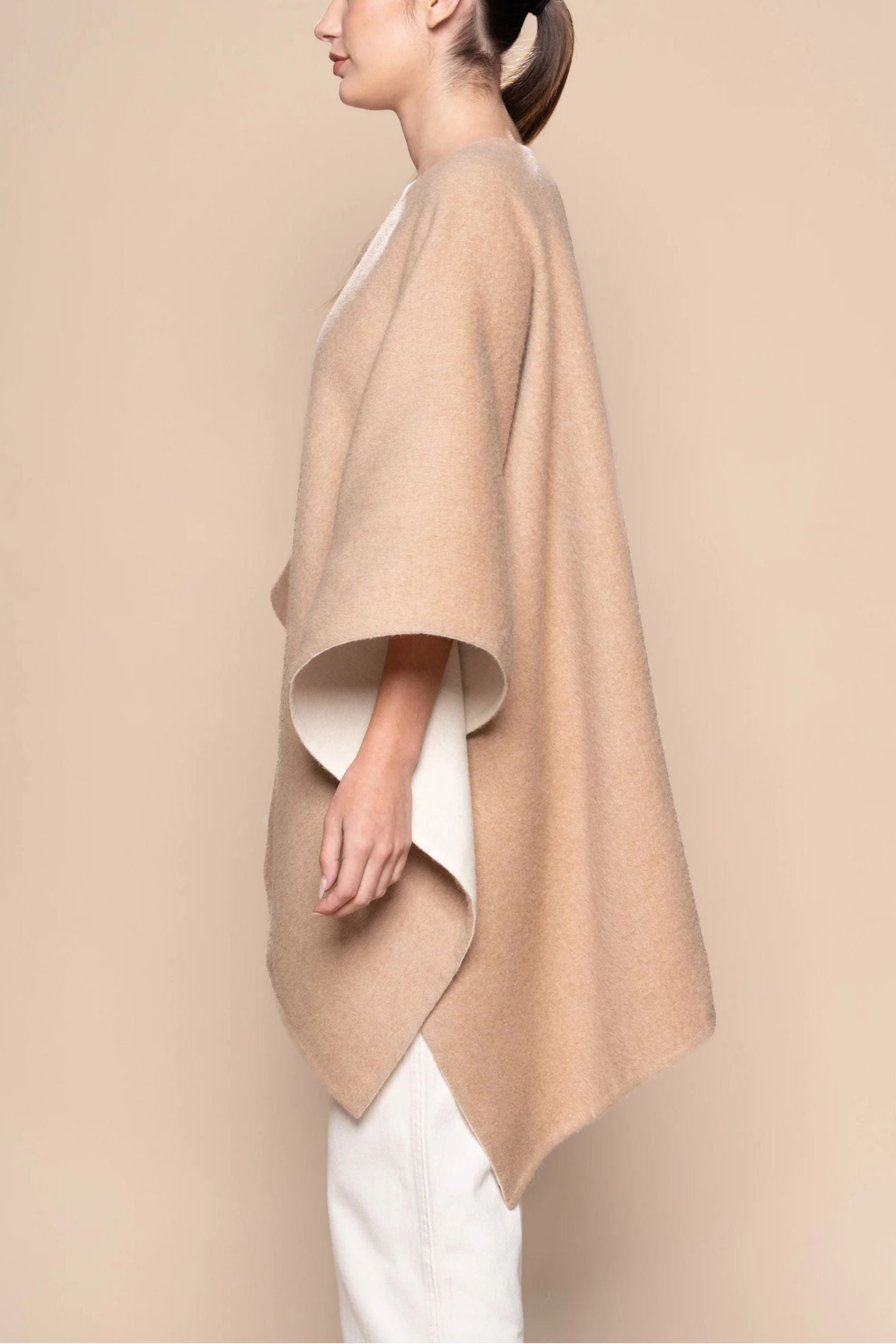 THE REVERSIBLE ALPACA CAPE ANDEALPA Accessory